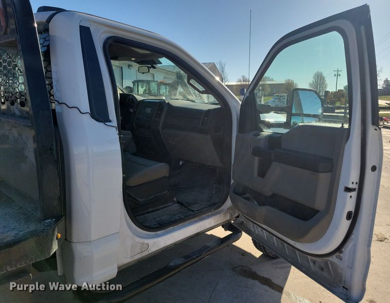 image for item LC9942 2020 Ford F550 Super Duty XL flatbed truck