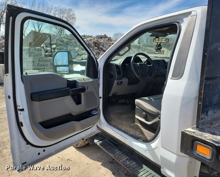 image for item LC9952 2019 Ford F550 Super Duty XL flatbed truck