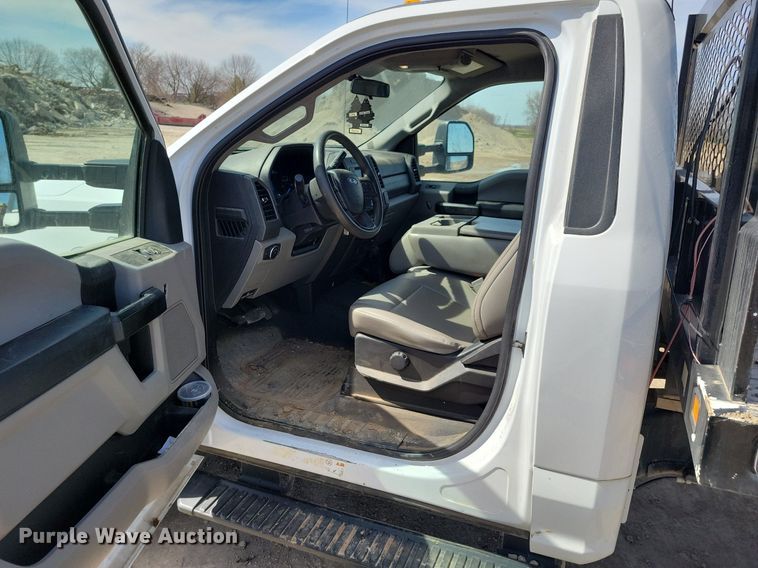 image for item LC9952 2019 Ford F550 Super Duty XL flatbed truck