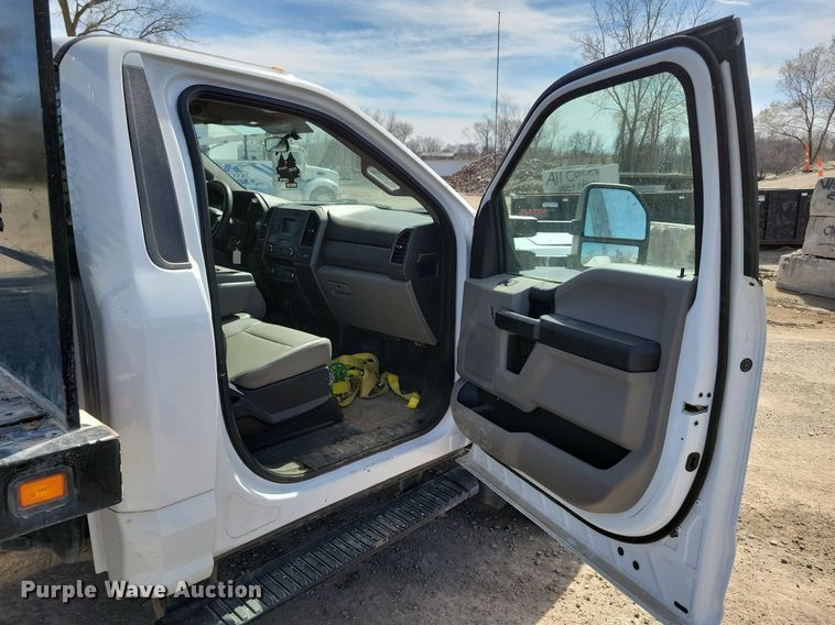 image for item LC9952 2019 Ford F550 Super Duty XL flatbed truck