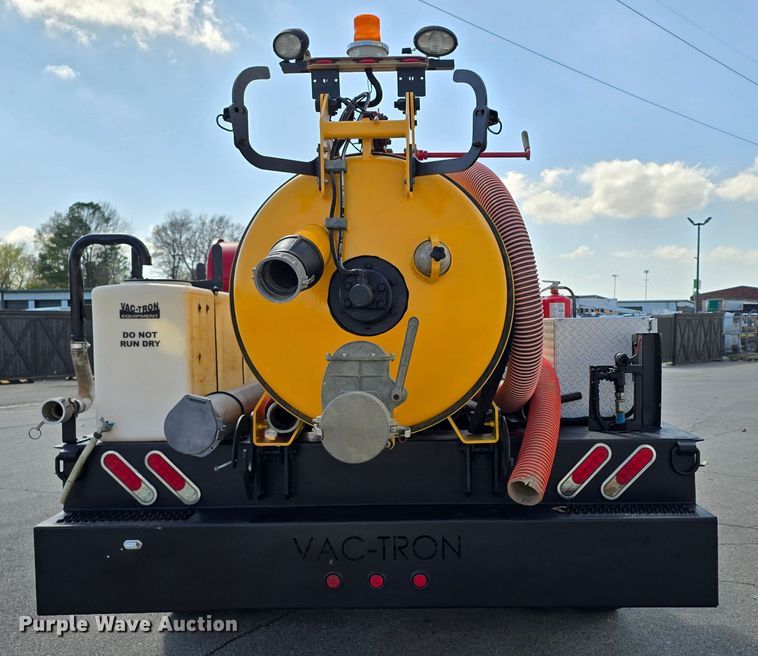 image for item LD9128 2016 Ford F550 Super Duty hydrovac truck