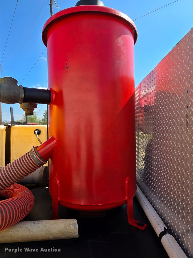 image for item LD9128 2016 Ford F550 Super Duty hydrovac truck