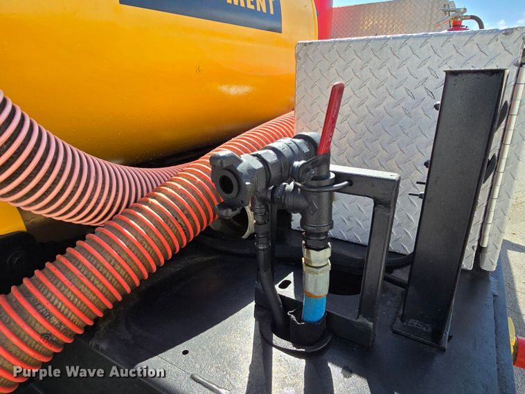 image for item LD9128 2016 Ford F550 Super Duty hydrovac truck