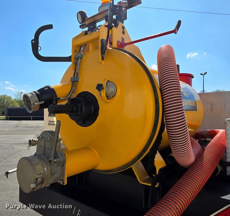 image for item LD9128 2016 Ford F550 Super Duty hydrovac truck