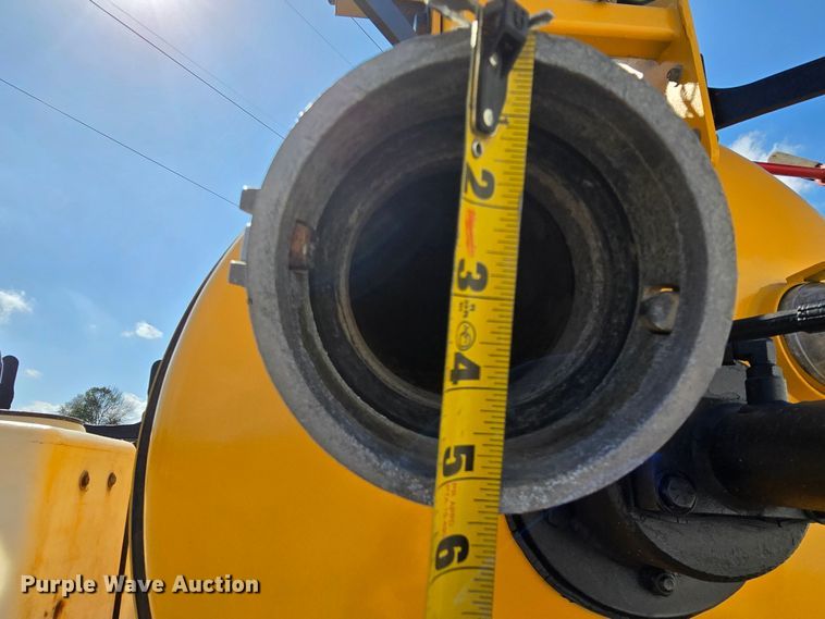 image for item LD9128 2016 Ford F550 Super Duty hydrovac truck