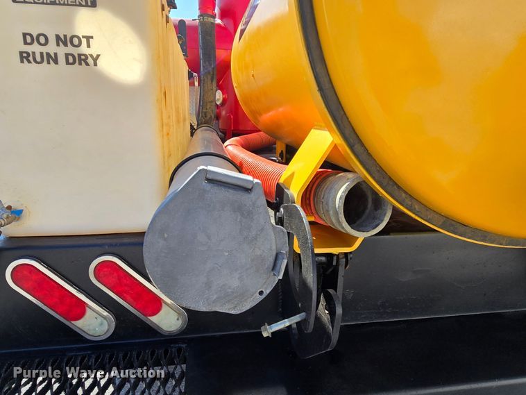 image for item LD9128 2016 Ford F550 Super Duty hydrovac truck