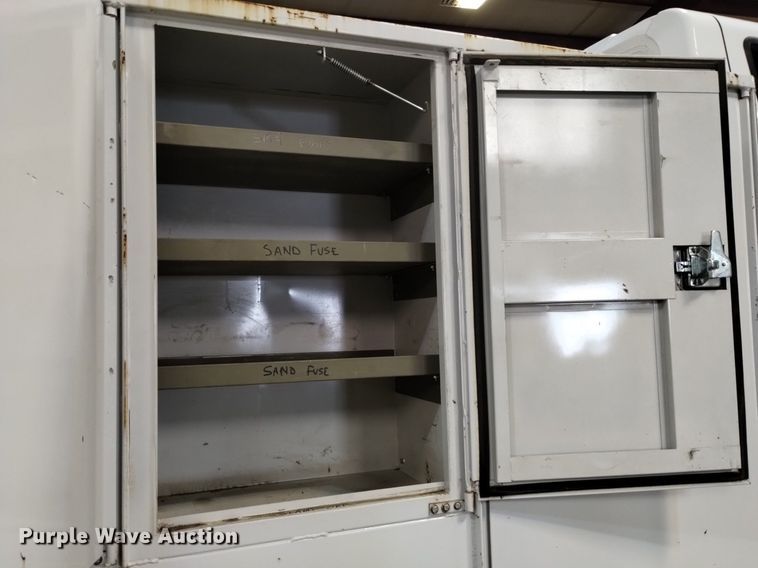 image for item LN9965 2008 International 4200 utility / service truck