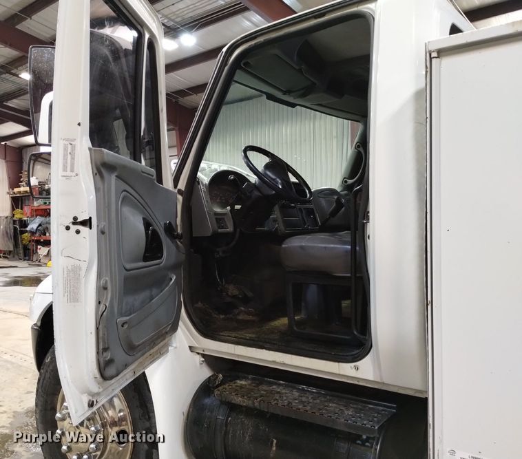 image for item LN9965 2008 International 4200 utility / service truck