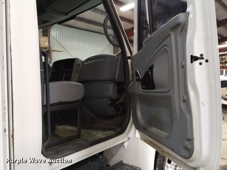 image for item LN9965 2008 International 4200 utility / service truck