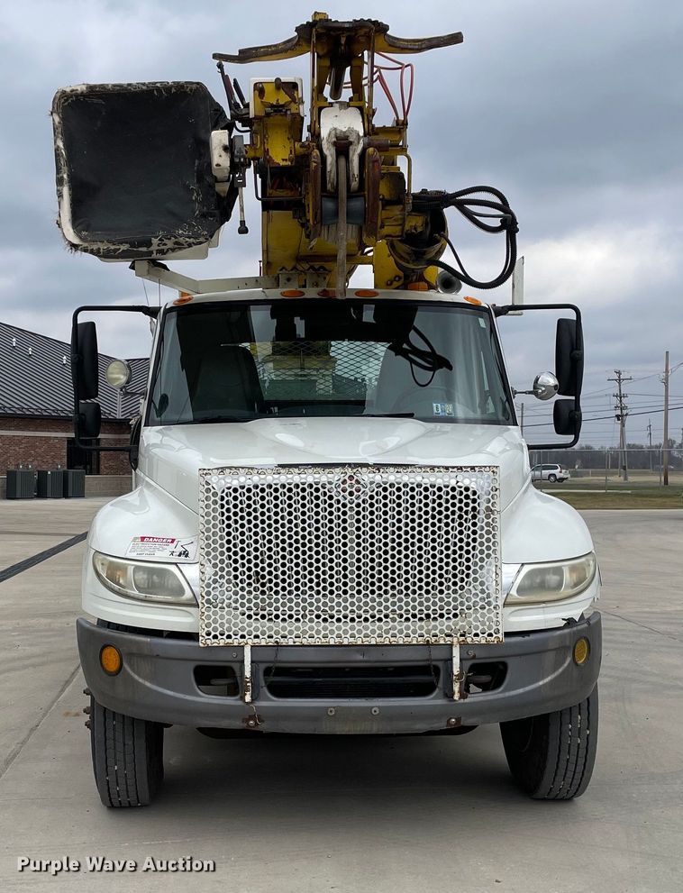 image for item LW9003 2005 International 4400 digger derrick truck