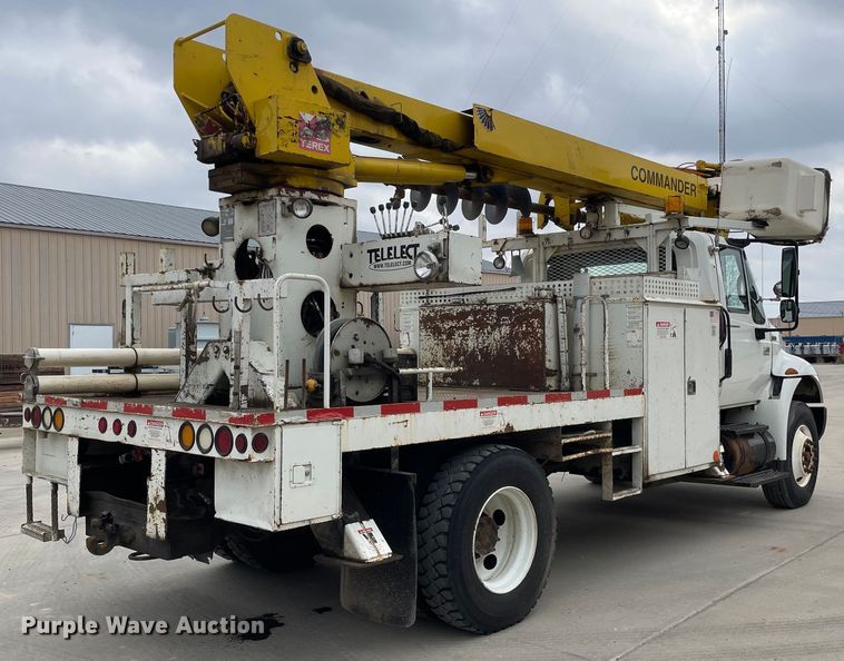 image for item LW9003 2005 International 4400 digger derrick truck