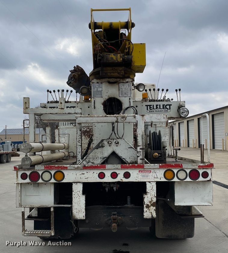 image for item LW9003 2005 International 4400 digger derrick truck