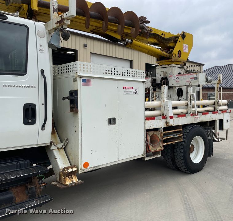 image for item LW9003 2005 International 4400 digger derrick truck