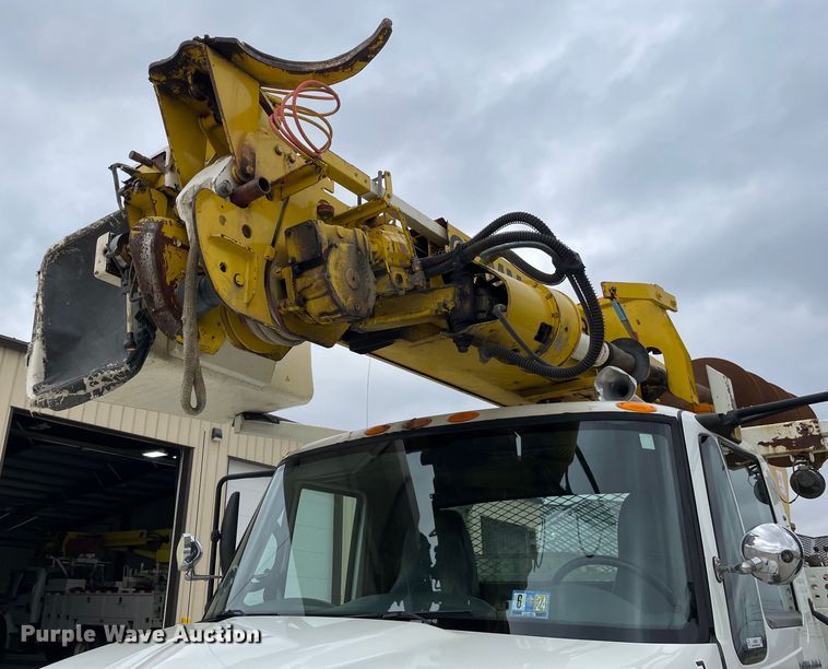 image for item LW9003 2005 International 4400 digger derrick truck