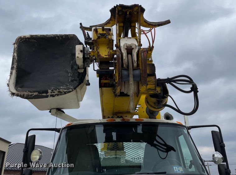 image for item LW9003 2005 International 4400 digger derrick truck