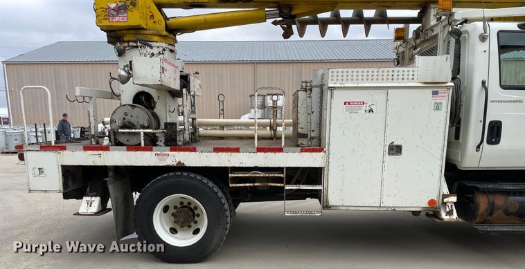 image for item LW9003 2005 International 4400 digger derrick truck