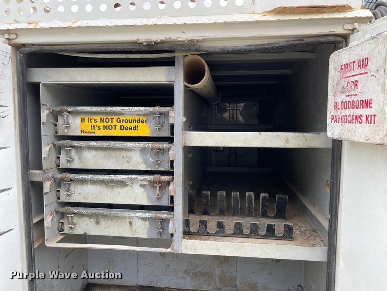 image for item LW9003 2005 International 4400 digger derrick truck