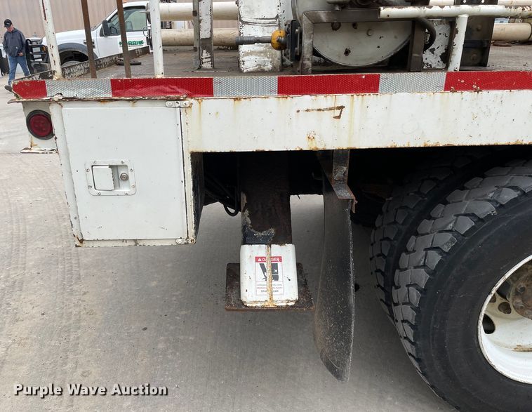 image for item LW9003 2005 International 4400 digger derrick truck