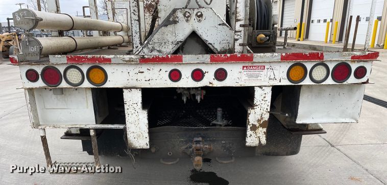 image for item LW9003 2005 International 4400 digger derrick truck