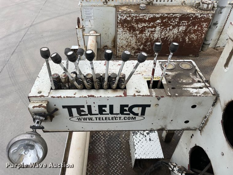 image for item LW9003 2005 International 4400 digger derrick truck