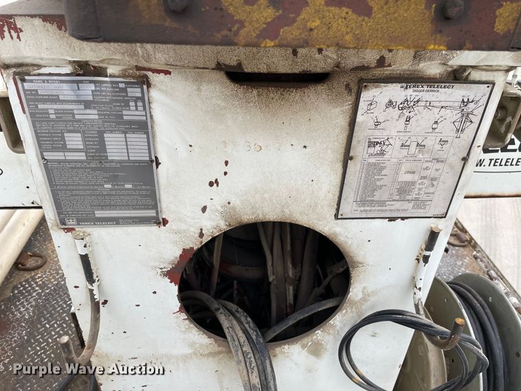 image for item LW9003 2005 International 4400 digger derrick truck