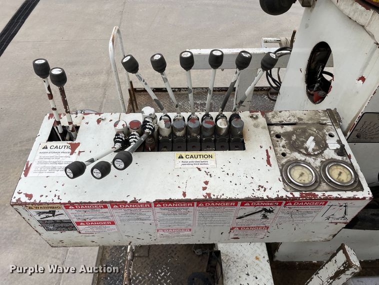 image for item LW9003 2005 International 4400 digger derrick truck