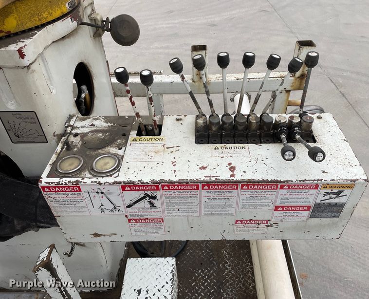 image for item LW9003 2005 International 4400 digger derrick truck