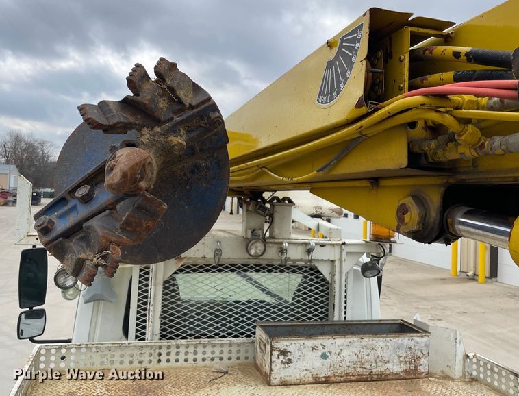 image for item LW9003 2005 International 4400 digger derrick truck