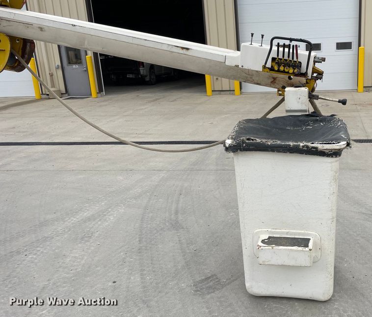 image for item LW9003 2005 International 4400 digger derrick truck