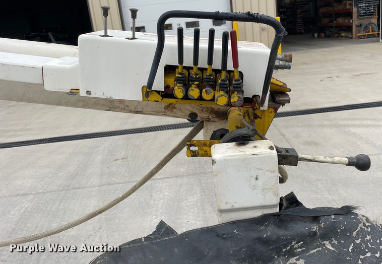 image for item LW9003 2005 International 4400 digger derrick truck