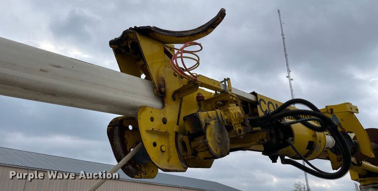 image for item LW9003 2005 International 4400 digger derrick truck