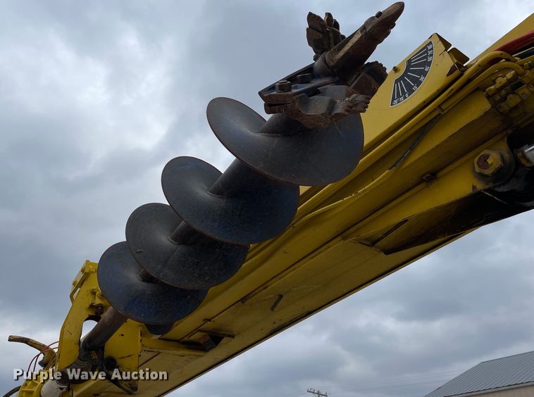 image for item LW9003 2005 International 4400 digger derrick truck