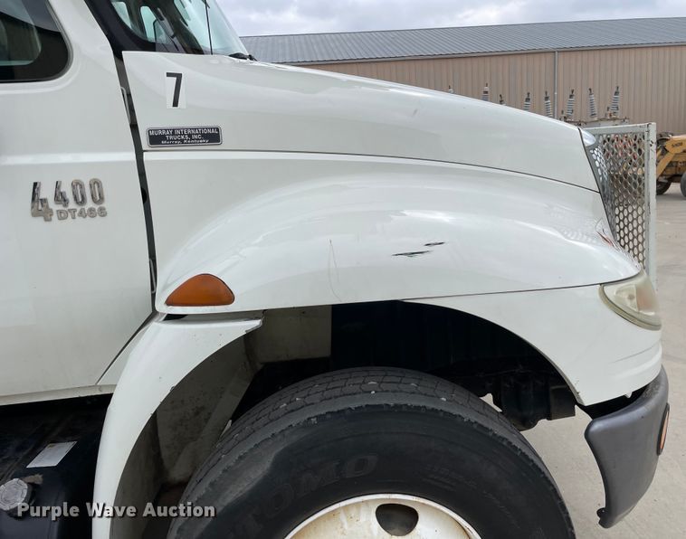 image for item LW9003 2005 International 4400 digger derrick truck