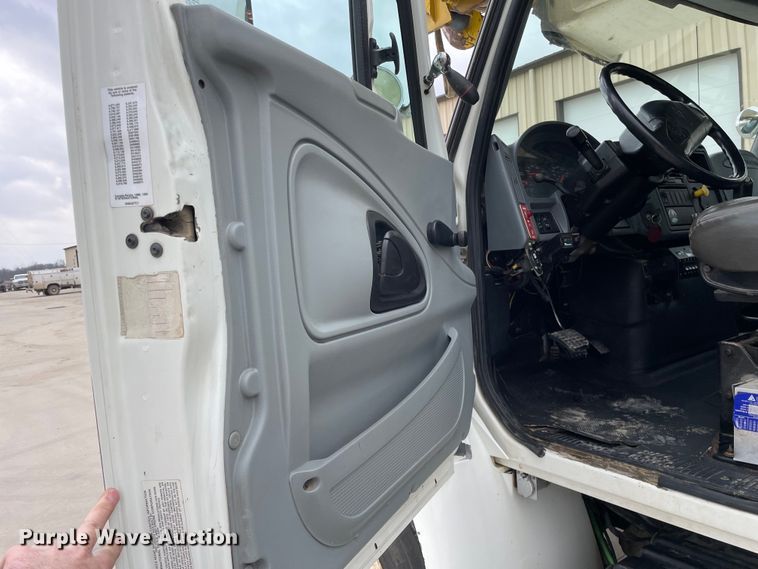 image for item LW9003 2005 International 4400 digger derrick truck