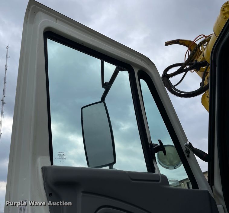 image for item LW9003 2005 International 4400 digger derrick truck