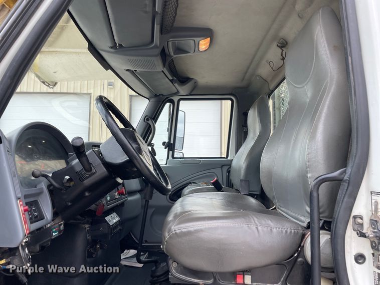 image for item LW9003 2005 International 4400 digger derrick truck