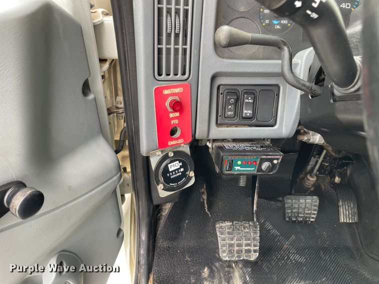 image for item LW9003 2005 International 4400 digger derrick truck