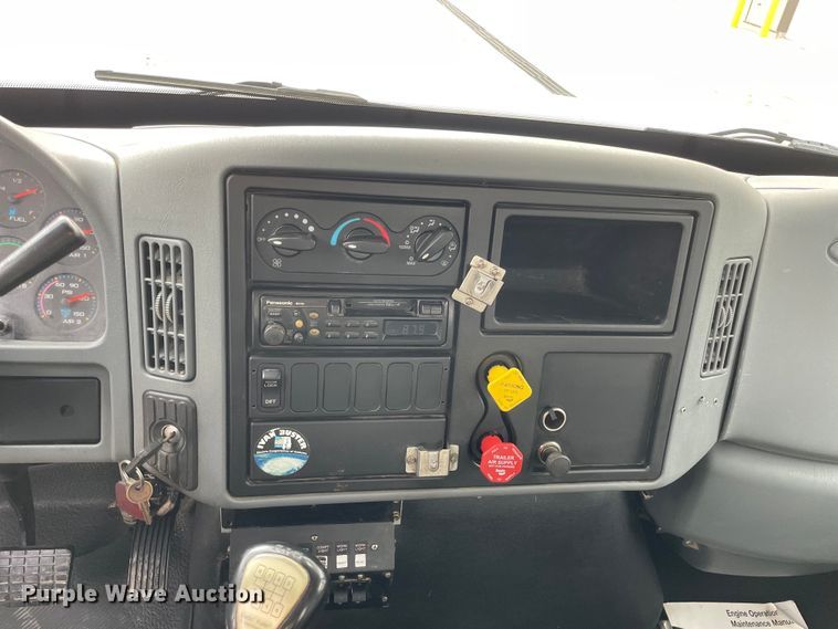 image for item LW9003 2005 International 4400 digger derrick truck