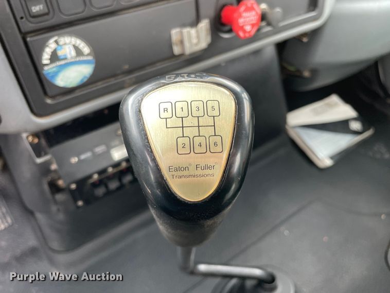 image for item LW9003 2005 International 4400 digger derrick truck