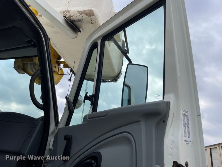 image for item LW9003 2005 International 4400 digger derrick truck