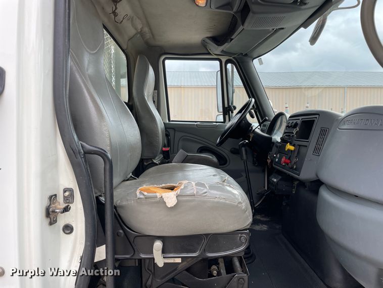 image for item LW9003 2005 International 4400 digger derrick truck