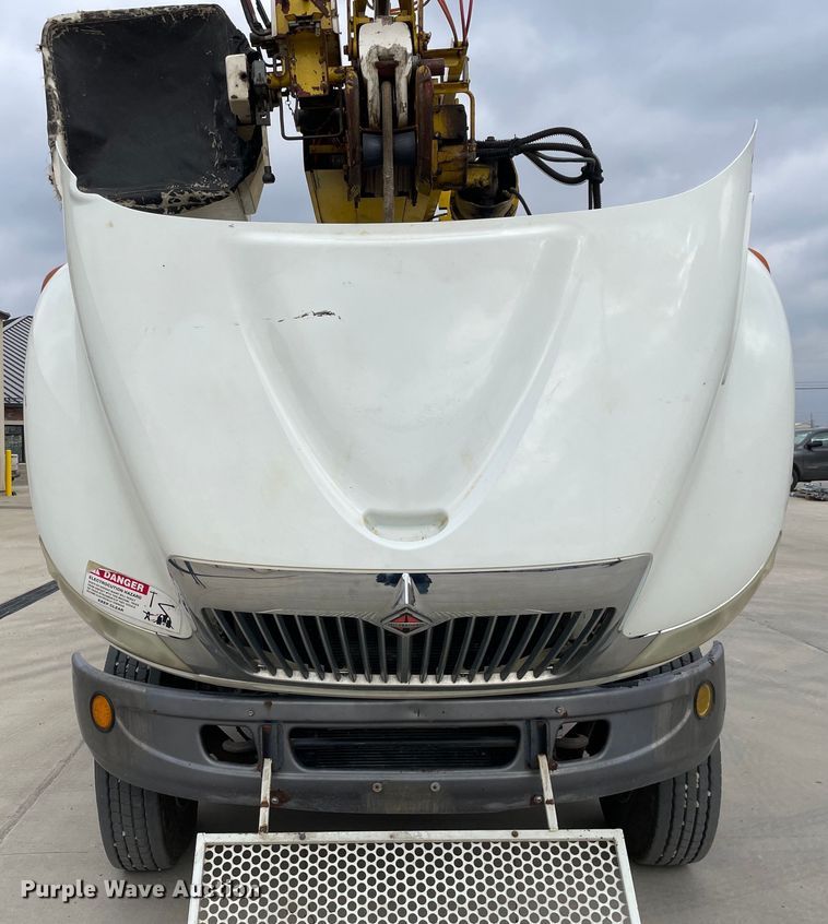 image for item LW9003 2005 International 4400 digger derrick truck