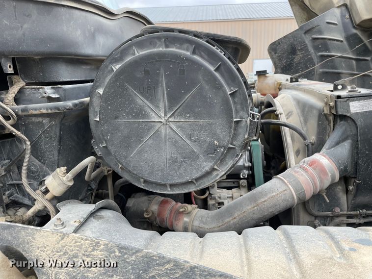 image for item LW9003 2005 International 4400 digger derrick truck