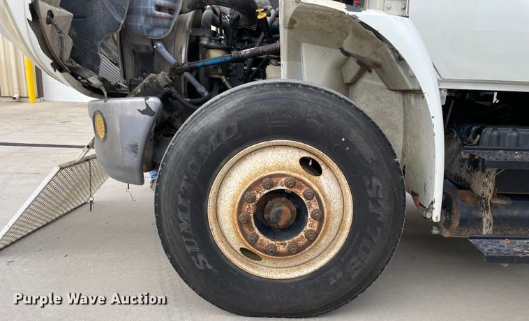 image for item LW9003 2005 International 4400 digger derrick truck