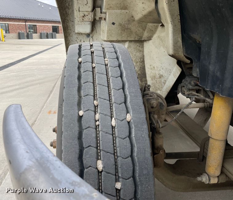 image for item LW9003 2005 International 4400 digger derrick truck