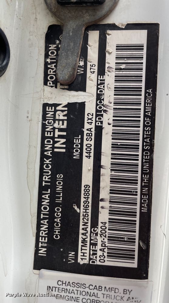 image for item LW9003 2005 International 4400 digger derrick truck