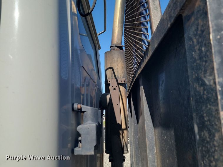 image for item ME9298 1990 International   8300 crane truck