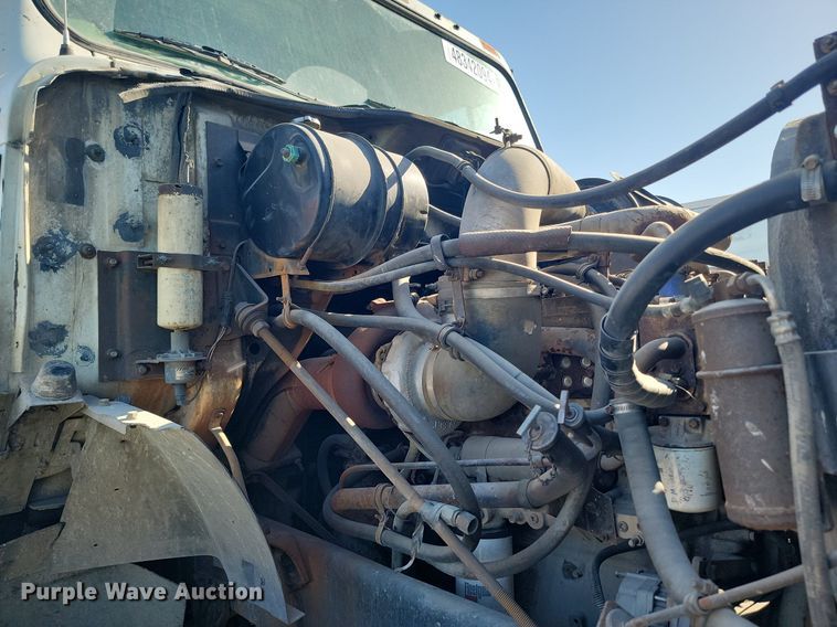 image for item ME9298 1990 International   8300 crane truck