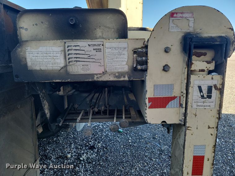 image for item ME9298 1990 International   8300 crane truck