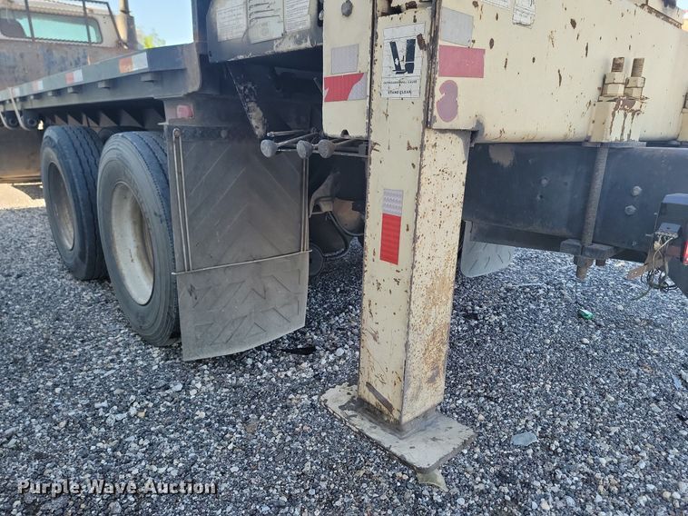 image for item ME9298 1990 International   8300 crane truck